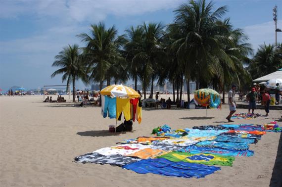 Verkufer bieten Strandtcher an am Copacabana Strand